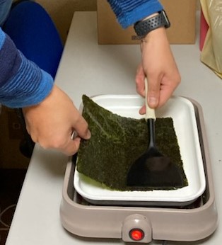 海苔を焼いている男性