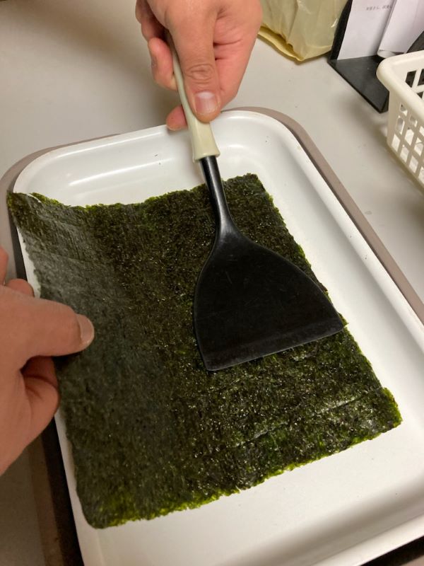 海苔を焼いている