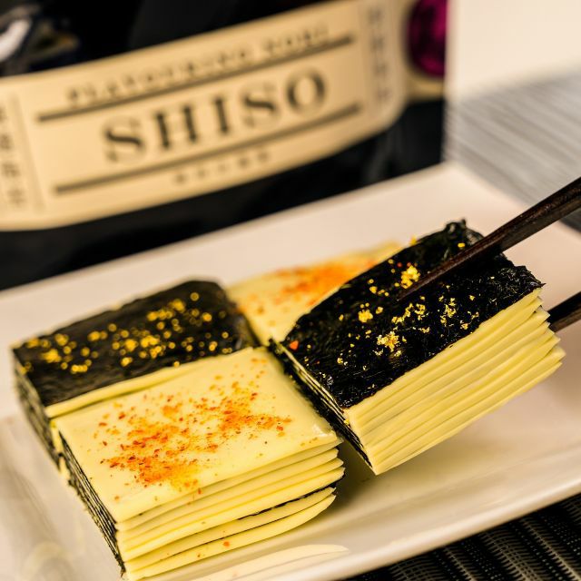 赤紫蘇の華やかで、少し酸っぱい、風味豊かな味わいがします。<br>白ご飯と、しそ海苔があれば、それだけでいいくらい！<br><a href="https://www.higashi-noriten.co.jp/f/hgn_recipe_004">チーズにもぴったりです♪</a><br><br>特に女性のお客様にご好評を頂いております。<br><br>東海苔店の自信作の一つです。