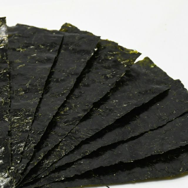 海苔は食感が命です。<br>歯で噛んだ瞬間のパリッとした食感から、じわじわと口いっぱいに広がる旨味、そして初摘みならではの口どけの良さ。<br><br>東海苔店では、海苔の味と食感に特にこだわっています。