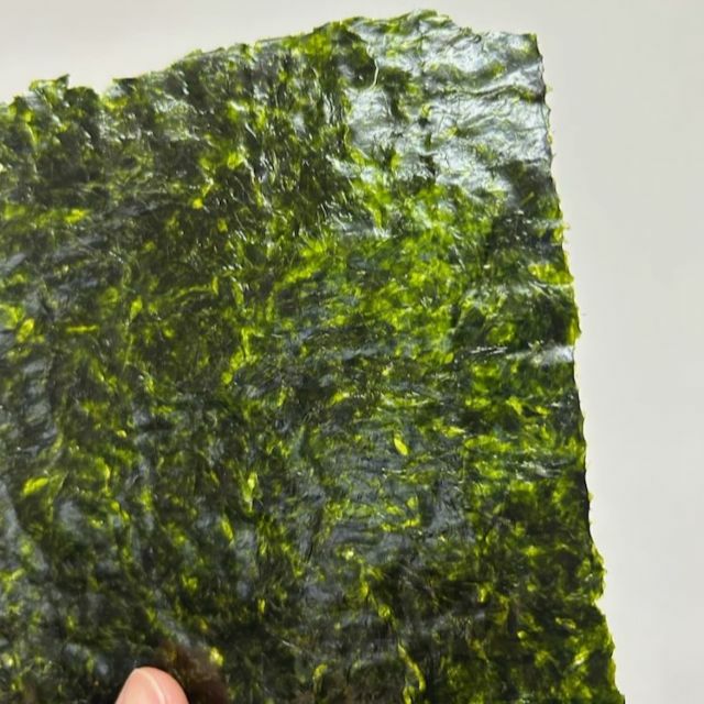 まず手にした時に思うのが「きれいな色だな」ということ。<br>熊本県産の海苔は色艶がいいものが多く、仕事柄たくさん海苔を見ていますが、こちら本当に美しい。<br>ぜひ明るいところで透かしてみてください。ちょっと感動します。