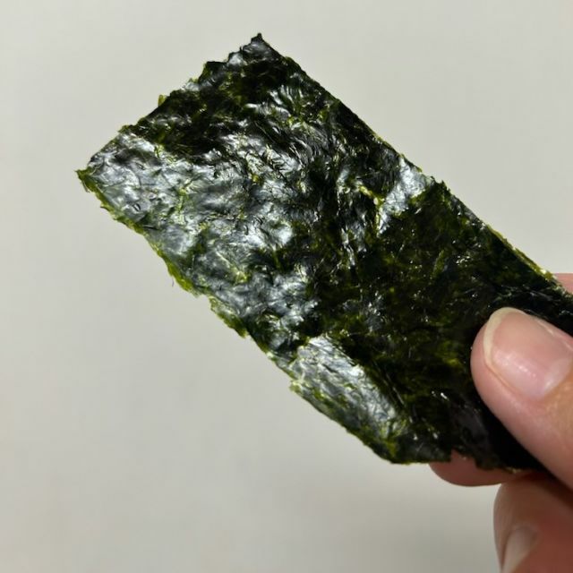 そして口の中に広がるじんわりとした旨味。<br>パリパリとした食感をしばらく楽しんだあと、口の中で溶けていきます。<br>こちらの海苔は一口目から「旨味です！！」と言ってくるタイプではありません。<br>口の中で穏やかに旨味が出てきます。それが美味しい！