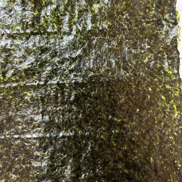 繊維がぎゅっと詰まっているのがおわかりでしょうか？<br>味と食べ応えがばっちり揃った焼き海苔はなかなか出会うのが難しかったりしますが、やっと会えた！！<br>と思わせてくれる海苔です。